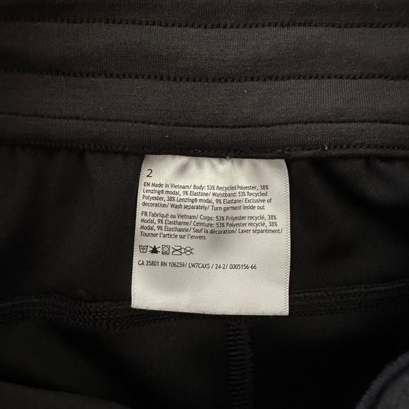 LIKE NEW Lululemon Softstreme High-Rise Short 4" in Black (Size 2) - Picture 7 of 9